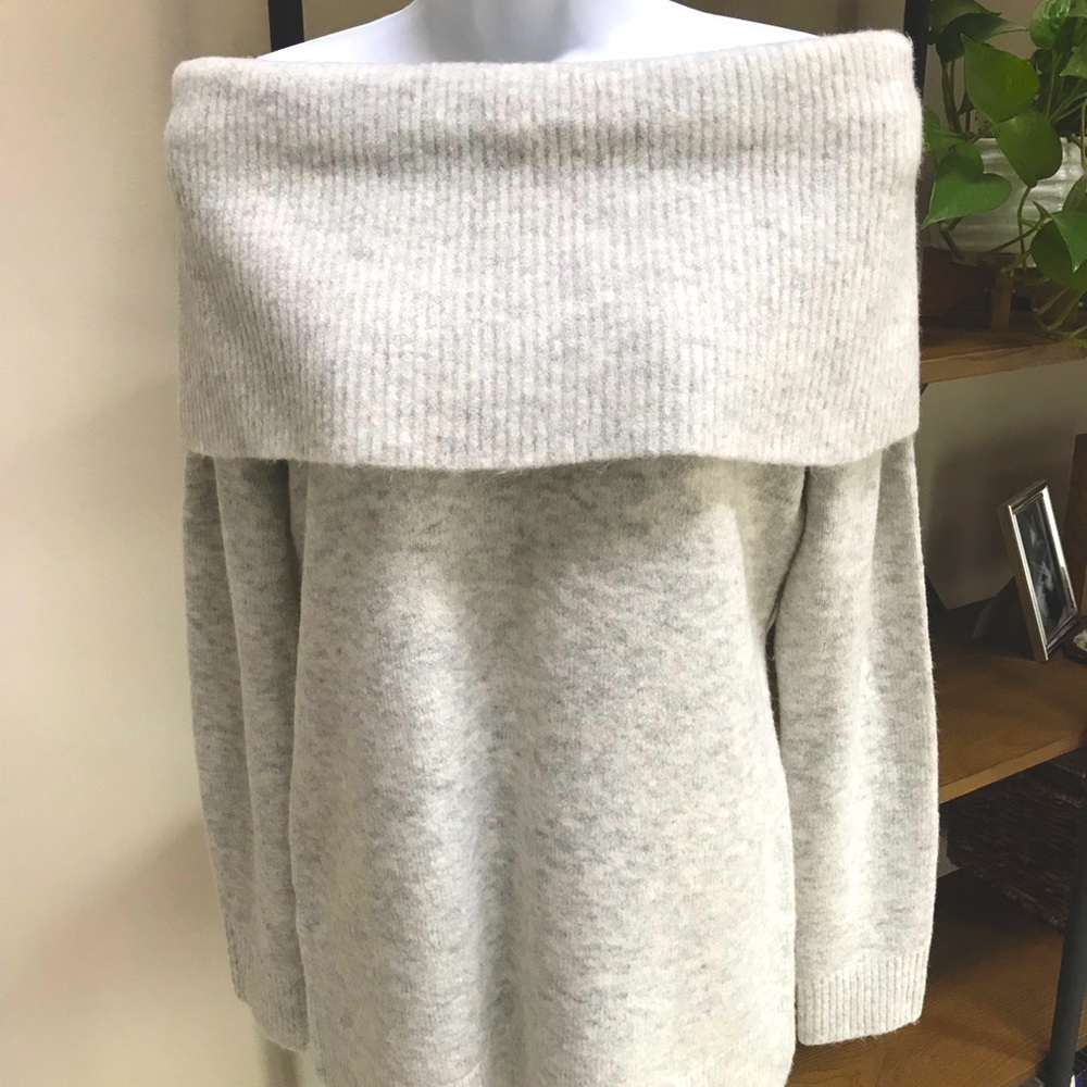 ANN TAYLOR FACTORY NWOT Women's Size S Gray Cozy Chunky Off The Shoulder Sweater